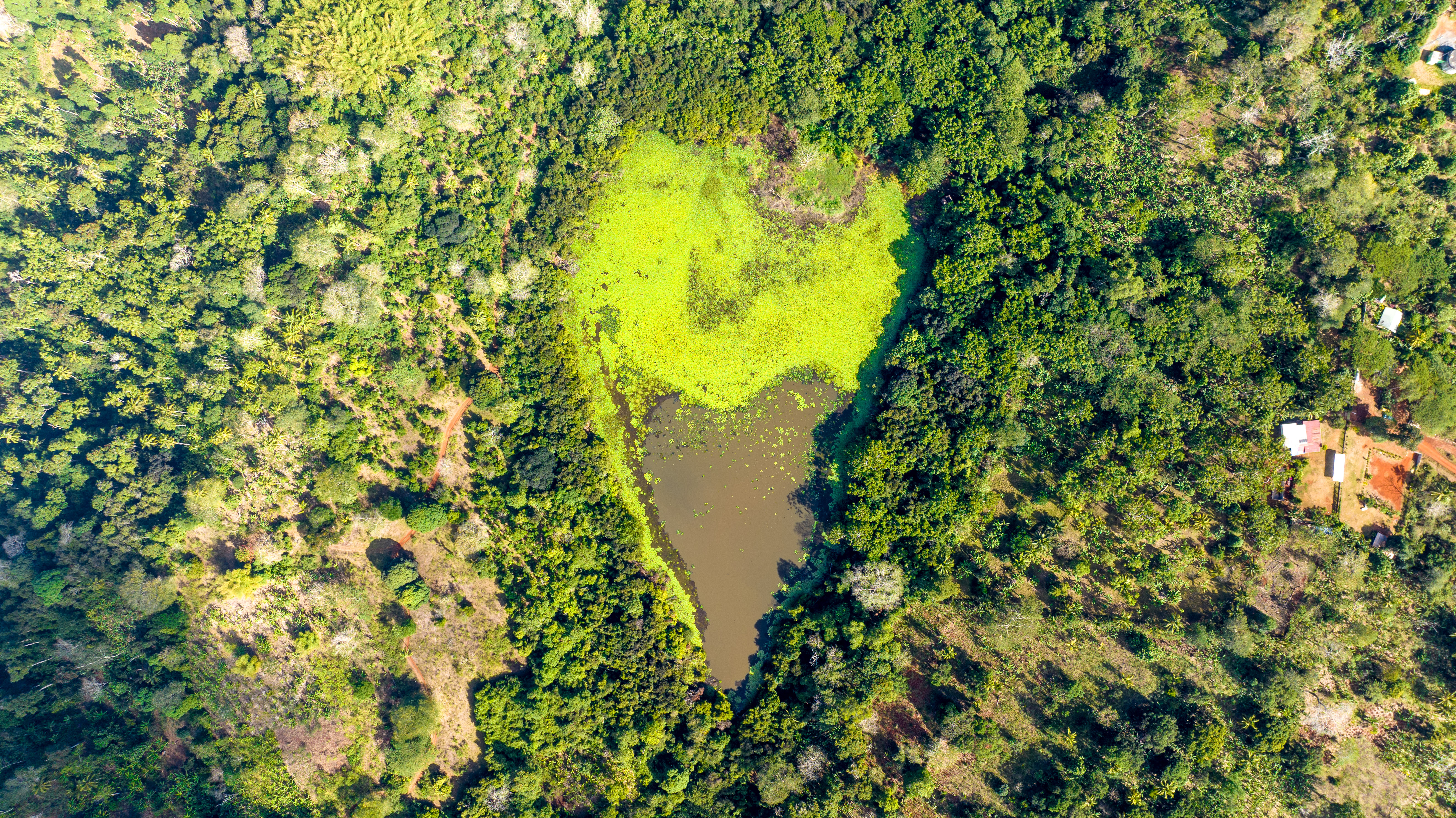 Vue drone du Lac Karihani - Crédit : Maki Production